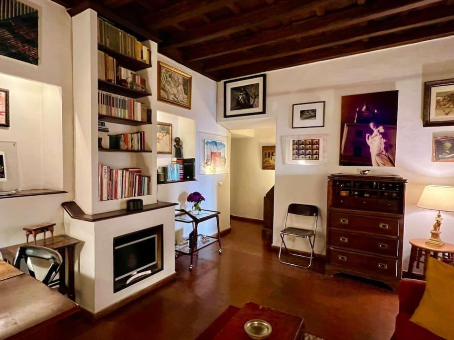 Renaissance Square, Bright Apartamento