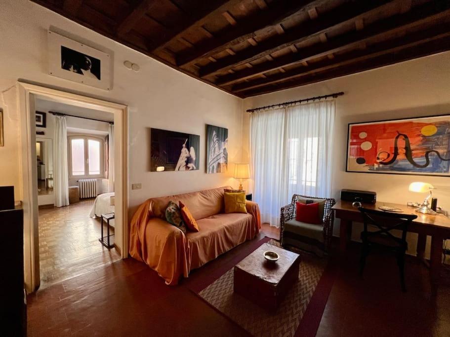 Renaissance Square, Bright Apartamento *